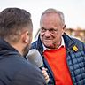 Kult-Reporter Rolf Töpperwien kommentierte am Samstag das Verbandsliga-Topspiel zwischen Bodenheim und Waldalgesheim für die Allgemeine Zeitung.