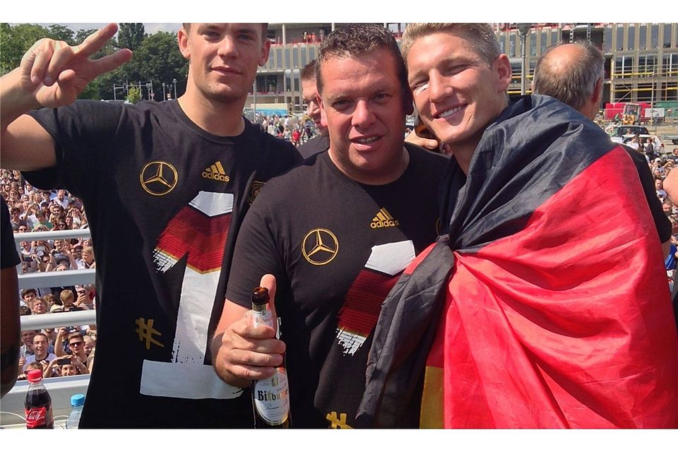 Mit Manuel Neuer (links) und Bastian Schweinsteiger (rechts) feierte Christian Huhn 2014 den Gewinn der Weltmeisterschaft (hier beim Empfang in Berlin). Ab sofort wird er mit den beiden Stars des FC Bayern das gesamte Jahr über zusammenarbeiten.  &lt;em&gt;Foto: Huhn&lt;/em&gt;