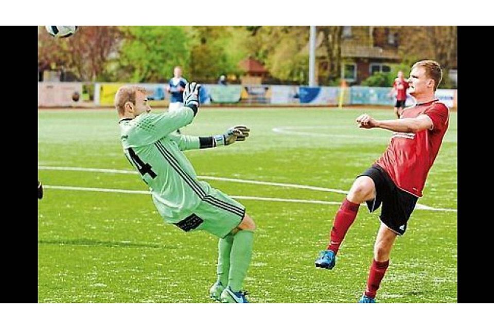 Mit Gefühl – und ein wenig Pech: Bernes Fußballer (rote Trikots) spielten am Sonntag gegen Achternmeer 2:2. Dennis Weiß