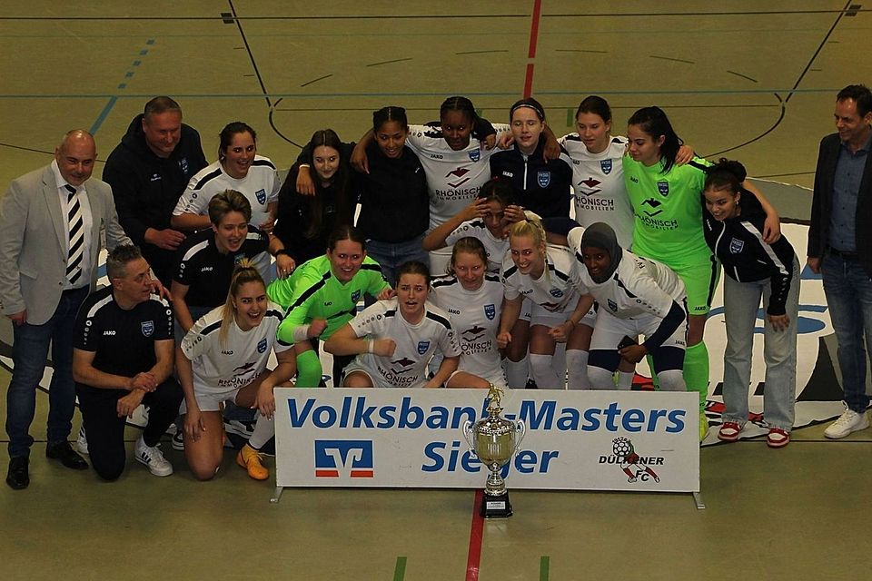 Der Siegerpokal in Dülken ging an die Frauen des FV Mönchengladbach.