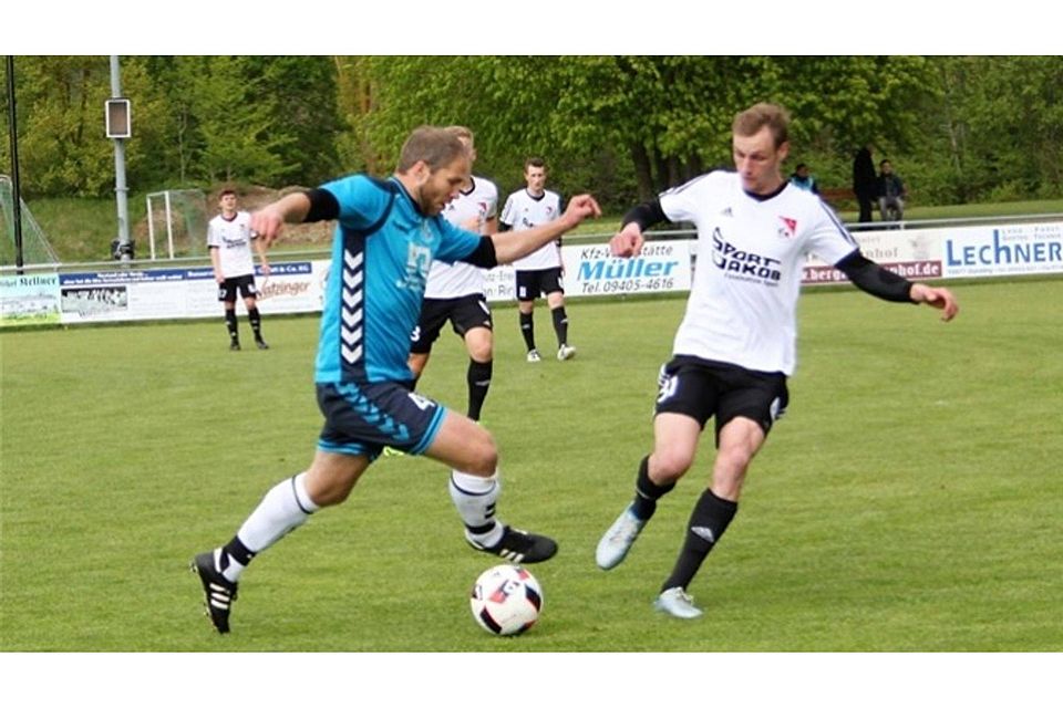 Die Kicker von der Freizeitinsel (in blau) überrumpelten den TSV Waldkirchen zum Start in die Landesliga-Spielzeit. Foto: Roloff/Archiv