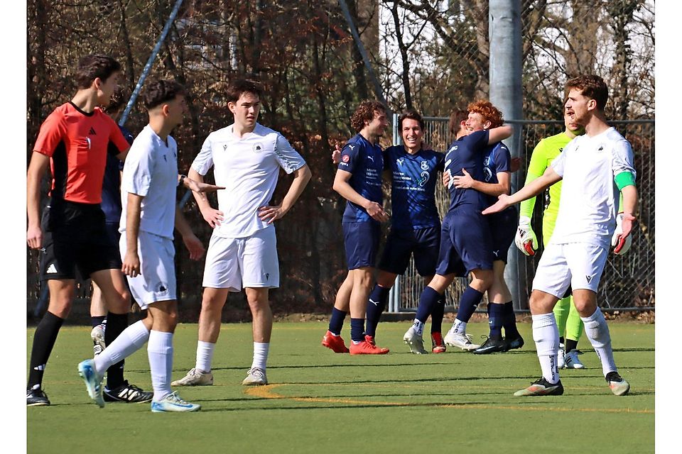 TSV Gräfelfing gegen TSV Neuried - Derby am 07.03.36 ab 13.15 Uhr. Freude über Tor von Nr. 8 Emil Pärssinen / Gräfelfing (rechts im blauen Trikot / Torschütze). Unverständnis bei den Neuriedern. Foto: Dagmar Rutt