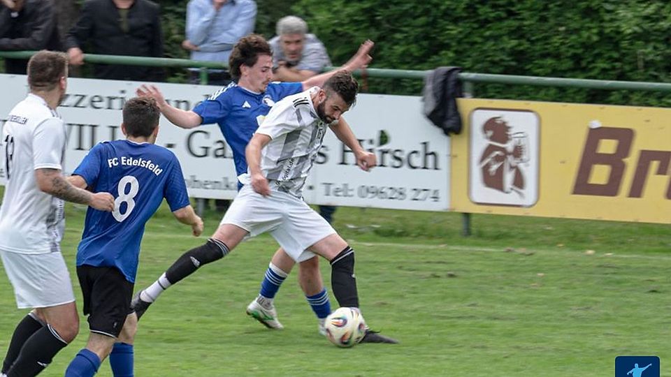 Paukenschlag! Nach einem hohen 7:0 im Spitzenspiel gegen den SV Freudenberg grüßt die DJK Ursensollen (in Weiß - Bild stammt aus der Partie mit Edelsfeld) als neuer Tabellenführer der Kreisliga Süd.