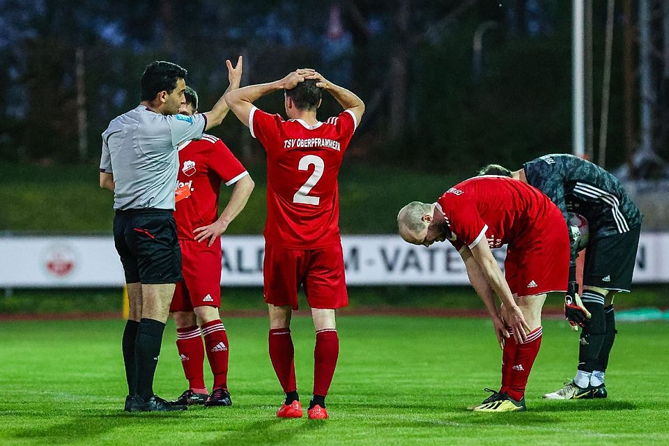 Abmarsch, und keine Diskussion! Bei potenziell emotionalisierenden Entscheidungen wie Platzverweisen - hier für Oberpframmerns (rot, rechts) Florian Lechner - hat Schiedsrichter (li.) Farras Fathi jetzt neue Deeskalationsmittel zur Hand.