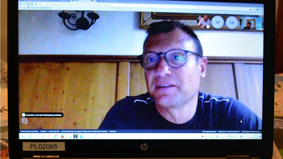Per Skype zugeschaltet aus dem Team-Hotel: Cheftrainer Claus Schromm.&nbsp;