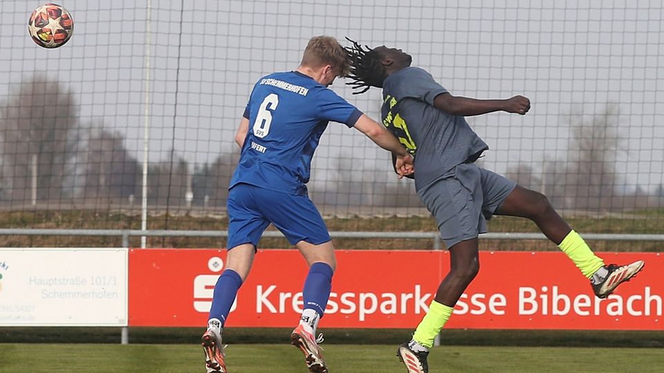 Der SV Schemmerhofen (hier mit Justin Ehe, links) hatte gegen den FC Wacker (hier mit Mircha David Gach, rechts) das bessere Ende für sich 