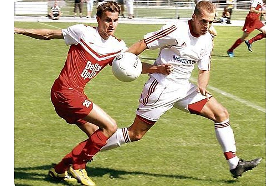 Packende Zweikämpfe sahen die Fans in der Bezirksliga-Begegnung zwischen Gastgeber Heidmühler FC (weiße Trikots) und GVO Friedhelm Müller-Düring