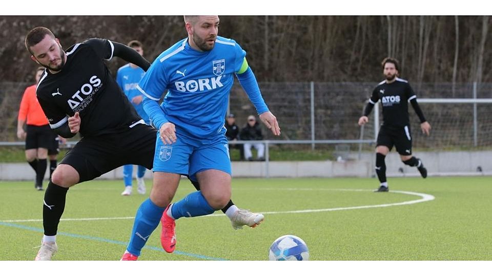 Einmal mehr der Tor- und damit auch Punktgarant für sein Team: Spielertrainer Dominik Huisgen (r.) vom FC Cleeberg, der in der Fußball-Gruppenliga mit seiner Elf bei der SG Kinzenbach ein 1:1 erzielt. (Archivbild) © Steffen Bär