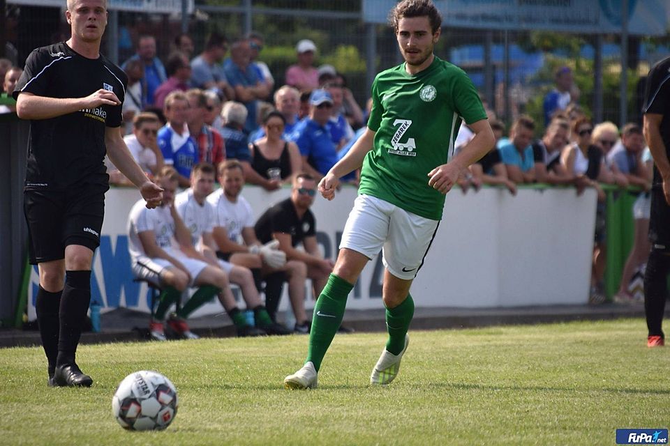 Vor dem Heimspiel gegen den CFC Germania tippt Tim Schölzel (rechts) die Partien der Süd-Staffel.