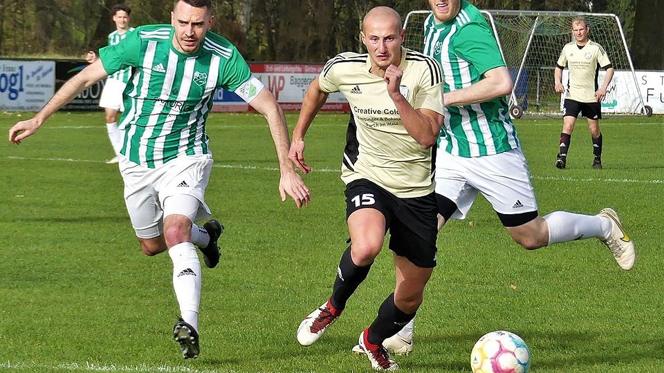 Lukas Pesold (goldenes Trikot) spielt ab sofort für und nicht mehr gegen den FC Furth im Wald.