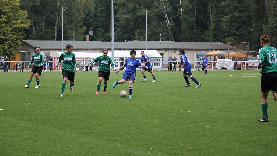 Die Spielgemeinschaft Halle-Neustadt/Buna (grün, hier gegen Dölau) holte den dritten Saisonsieg in Bad Dürrenberg. F: Hempel