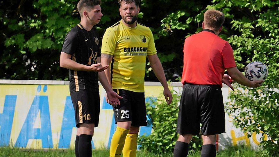 Alexander Benner (Mitte) soll die Talfahrt der abstiegsgefährdeten SpVgg Windischeschenbach beenden.