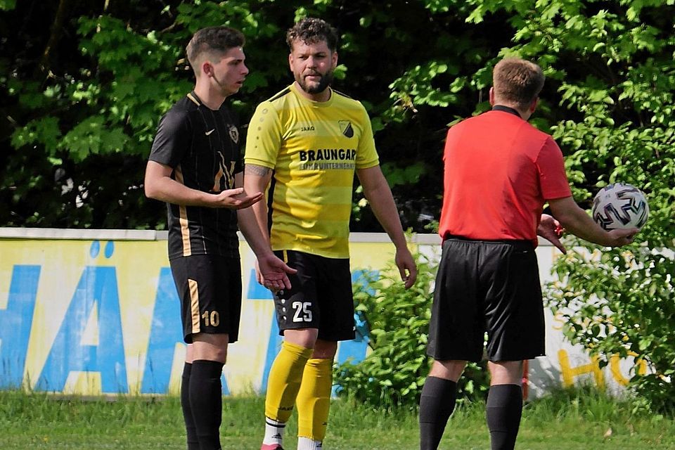 Alexander Benner (Mitte) soll die Talfahrt der abstiegsgefährdeten SpVgg Windischeschenbach beenden.