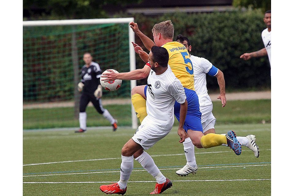 Hand-Ball: Burgsbrohls Richard von Klaß verschafft sich im Zweikampf mit Babak Keyhanfer (links) einen unlauteren Vorteil. (Foto: hbz/Sämmer)
