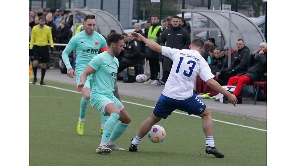 Bei der knappen Niederlage beim TSV Gau-Odernheim präsentierte sich die TSG Pfeddersheim (von links Fabio Schmidt und Marcell Oehler, hier gegen Leart Rexhepi) stark. Auf der Leistung kann sie aufbauen.	Foto: Axel Schmitz/pakalski-press