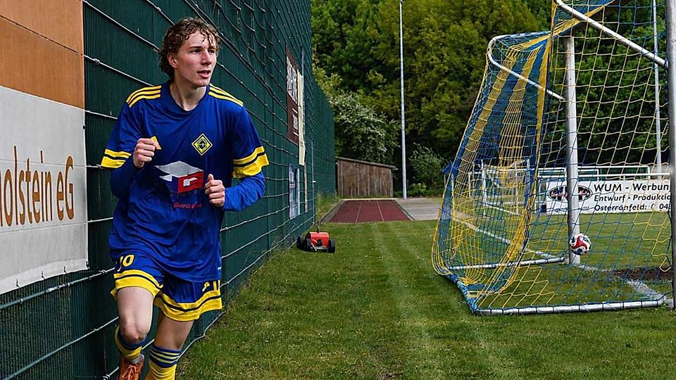 Bo Truschkowski (U19 Osterrönfelder TSV) nach seinem Tor mit der Ehrenrunde.