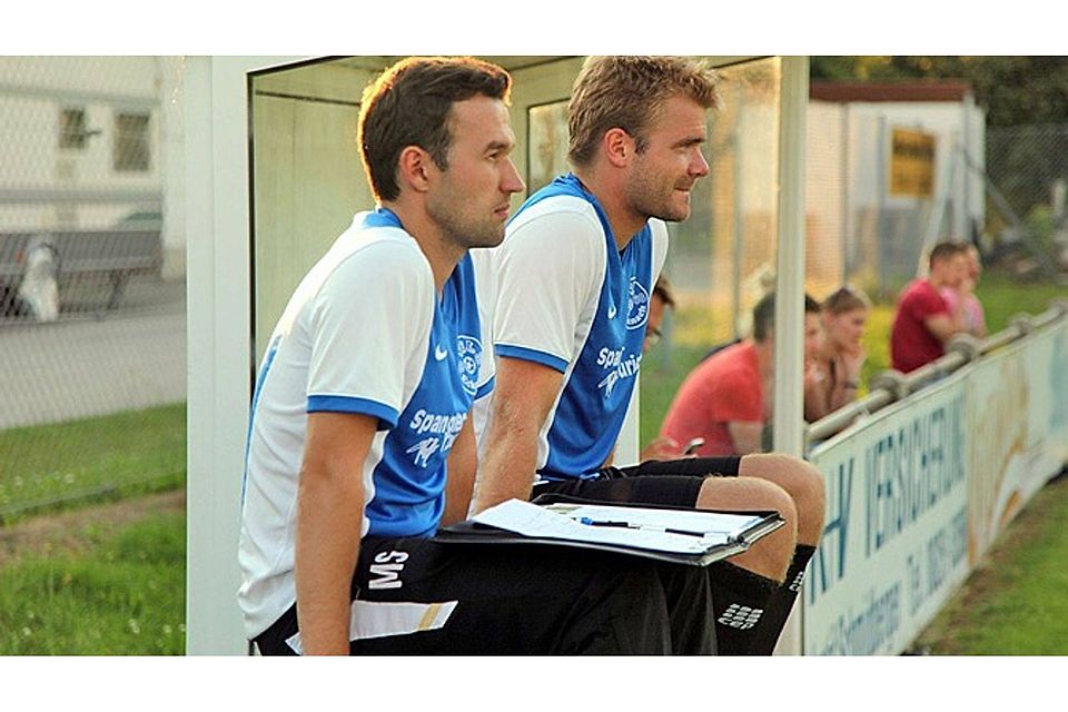 Das Trainerduo Mario Schmidt (links) und Florian Fischer gibt beim Bezirksliga-Aufsteiger seit drei Jahren das Kommando.  Archivfoto: Ramona Eberle