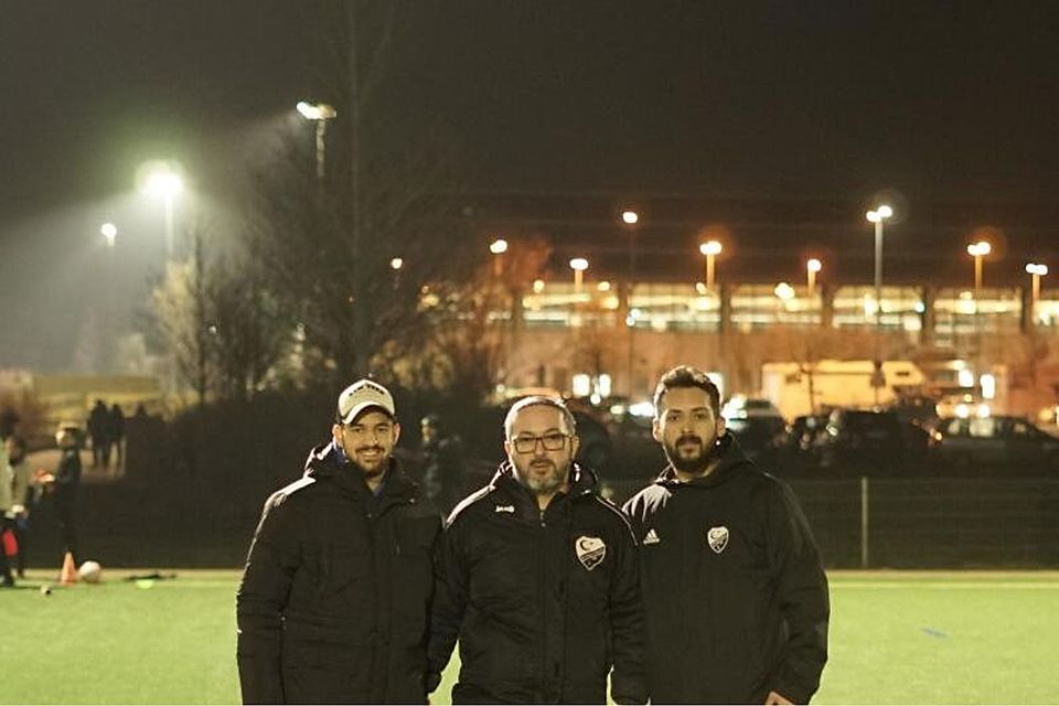 Das Trainerteam von Türkgücü Erding: Yalcin Gürel (M.) mit seinem Co Ertugrul Nacar (l.) und Betreuer Oguzhan Dönmez.
