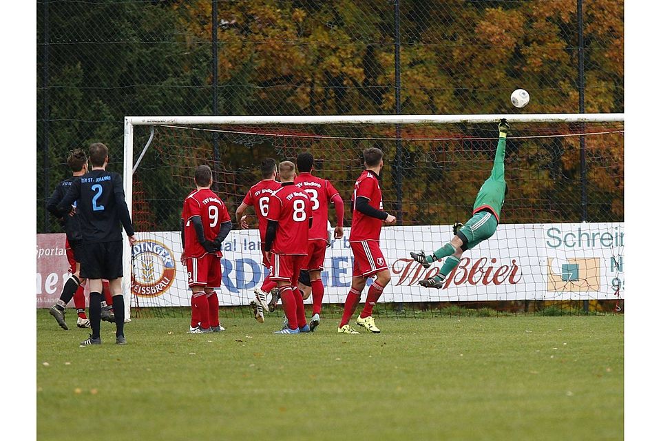 Mit einer Glanzparade verhinderte der Bindlacher Torwart Manuel Schuberth in der 62. Minute den möglichen Ausgleich der Kanzer durch einen Freistoß von Niklas Launey, doch 13 Minuten später war der Schlussmann dann doch machtlos, als Max-Julius Meier das 1:1 gelang. F: Kolb