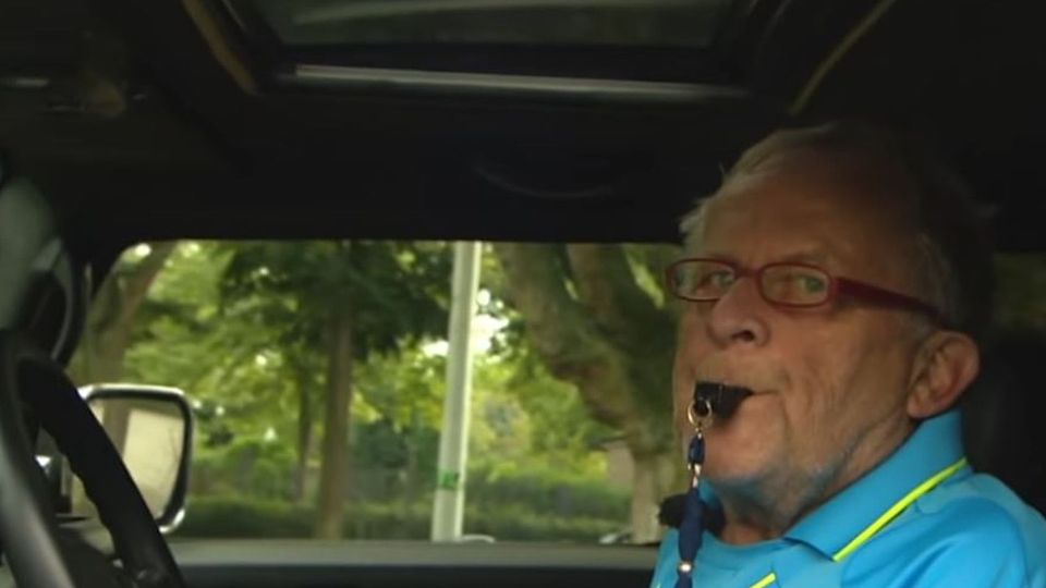 Die Mönchengladbacher Schiedsrichter-Legende Jürgen Post in einem legendären Video.