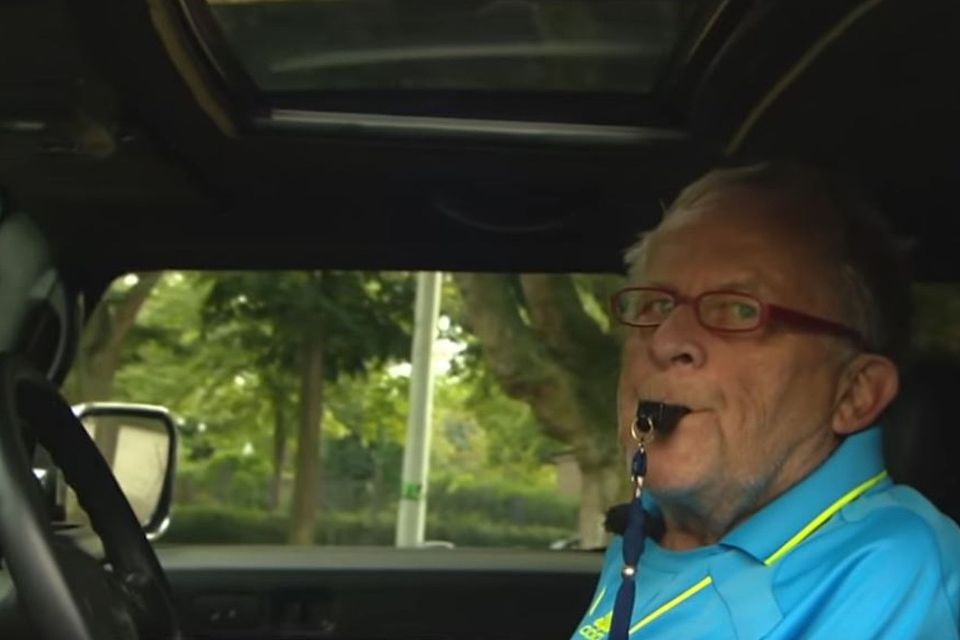 Die Mönchengladbacher Schiedsrichter-Legende Jürgen Post in einem legendären Video.