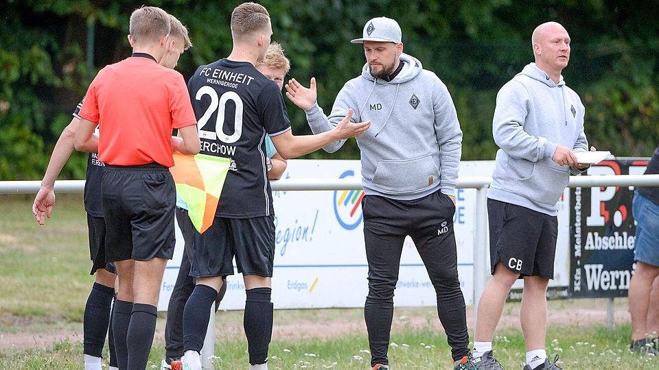 Maximilian Dentz (2. v. r.) ist nicht mehr Chefcoach des FC Einheit Wernigerode.
