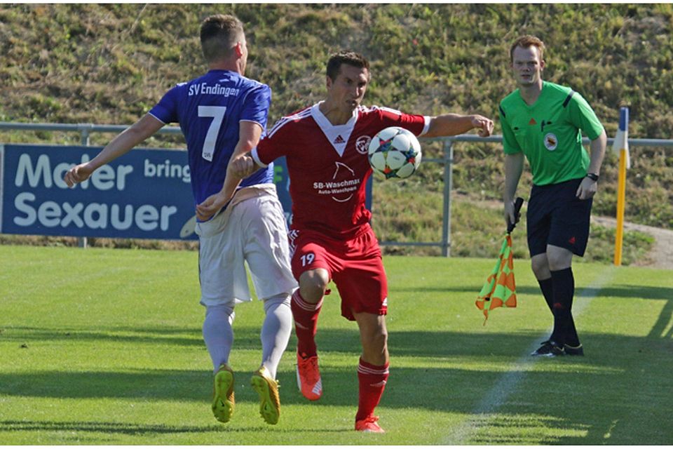 Es geht voran mit dem SVW: Spielertrainer Beni Pfahler (rot). | Foto: Benedikt Hecht