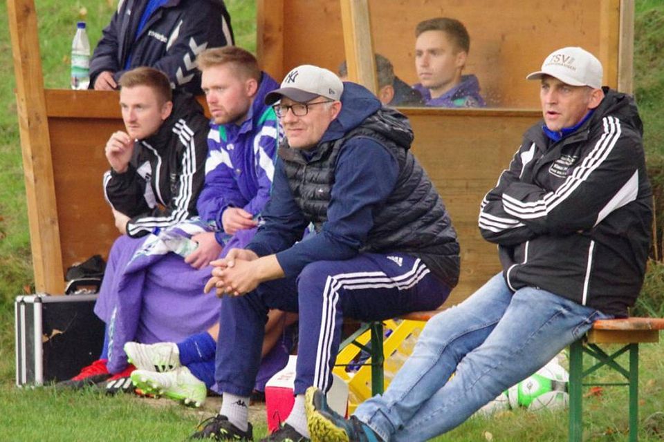 Chancenlos waren Trainer Stephan Buckow (2. von rechts) und sein TSV Beratzhausen beim 0:8 in Viehhausen. Trotzdem sind die Verantwortlichen aber zufrieden.