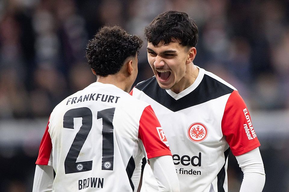 Nathaniel Brown (l.) und Can Uzun kommen beide aus der Oberpfalz – und starten derzeit bei Eintracht Frankfurt so richtig durch.