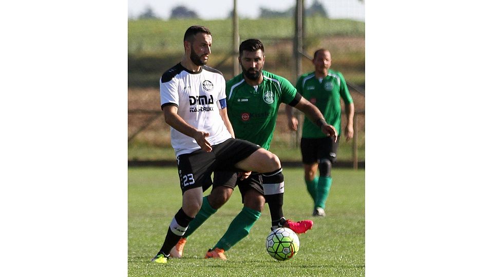 Der Kapitän fehlt: Herrnsheims Süleyman Kaplan (weißes Trikot), hier im Duell mit dem Weinsheimer Tayfun Sahinoglu, muss im Heimspiel gegen Freimersheim passen.	Foto: photoagenten/Christine Dirgo