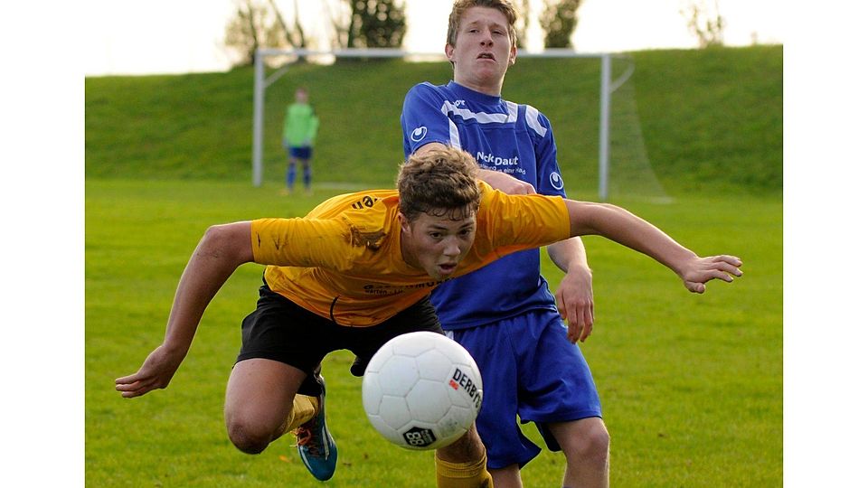 Tiefflieger: Spabrückens B-Junior Mario Lunkenheimer (gelbes Trikot) im Spiel gegen die JSG SooNahe. 	(Foto: Heidi Sturm)
