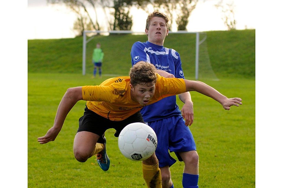 Tiefflieger: Spabrückens B-Junior Mario Lunkenheimer (gelbes Trikot) im Spiel gegen die JSG SooNahe. 	(Foto: Heidi Sturm)