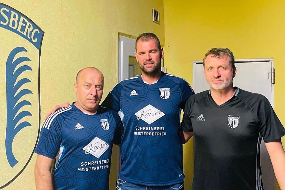 Mit Betreuer Miro Stojcevic (links), Trainer Ante Terzic (mitte) und Clubchef Axel Kaiser (rechts) bereitet sich der Kreisoberligist SV Presberg auf die neue Saison vor.