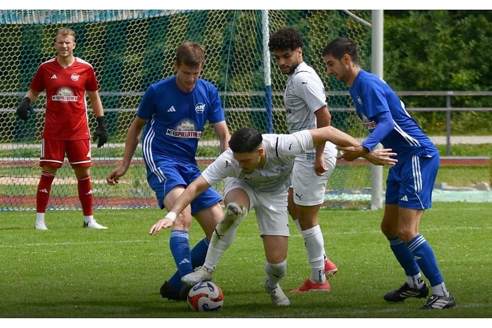 Im Hinspiel trugen Wiam Takruri (2.v.r.) und Mario Dipalo ihren Teil zum 4:1-Erfolg bei. Während Takruri heute keinesfalls auflaufen kann, besteht bei Dipalo zumindest noch Hoffnung.