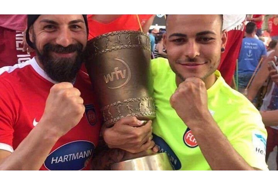 Marius Nuding und Marvin Gnaase posteten dieses Bild mit dem Pokal. Jetzt stellt sich heraus: Sie haben den Pott nicht geklaut, das Bild ist beim Feiern entstanden.