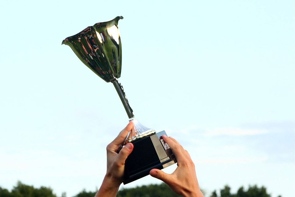 Am Sonntagabend wird man in der Gemeinde Wenden wissen, welche Mannschaft den begehrten Pokal ein Jaht lang ihr Eigen nennen darf. Foto: Rinke