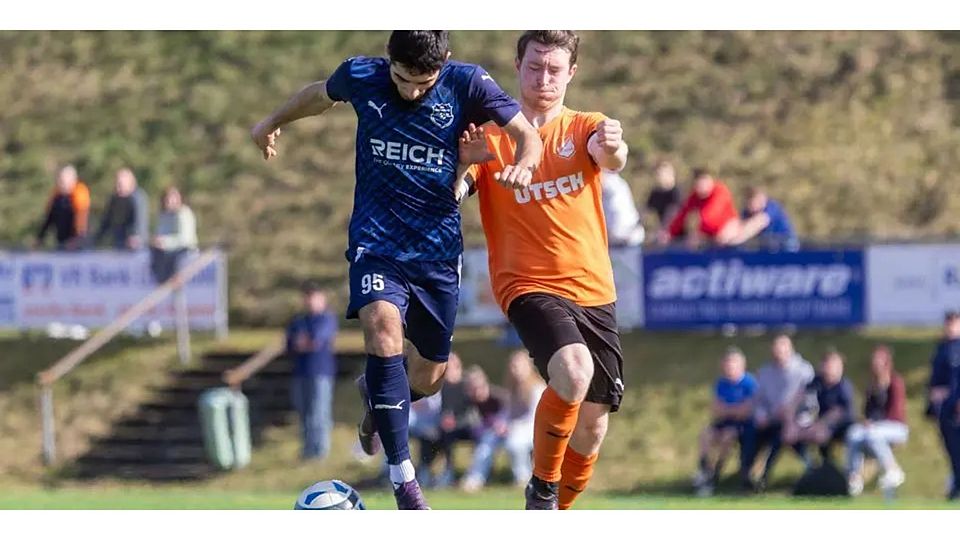 Ouhad Junusov (links) und die SG Eschenburg II setzen sich gegen den SSV Frohnhausen II und Jannik Schubert 2:1 durch. © Lars Hinter