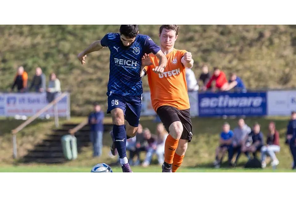 Ouhad Junusov (links) und die SG Eschenburg II setzen sich gegen den SSV Frohnhausen II und Jannik Schubert 2:1 durch. © Lars Hinter