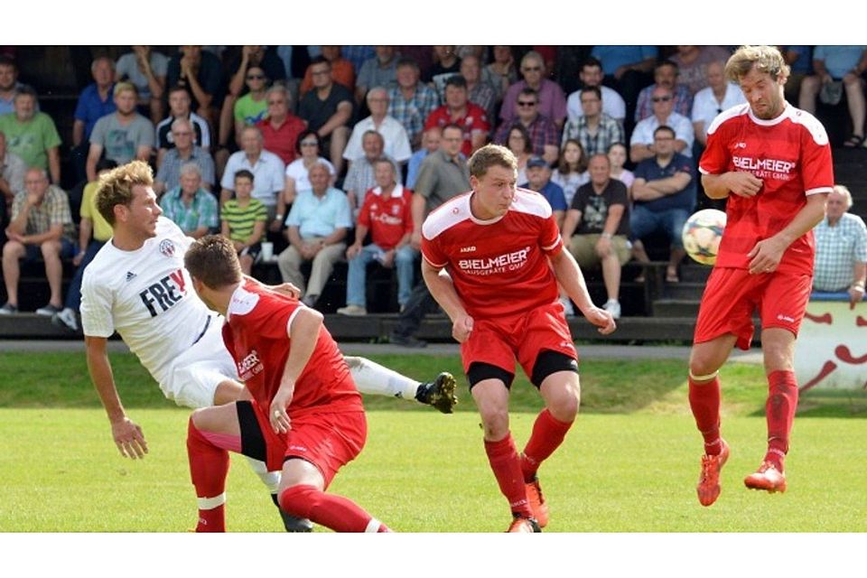 Gleich am ersten Spieltag kreuzen die Lokalrivalen ASV Cham und der 1. FC Bad Kötzting in der Landesliga Mitte die Klingen. F: Meier