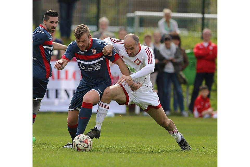 Verbissen: Artur Tabler (links/FC Neuenhagen) gegen Maximilian Wolchow (SG Rot-Weiß)  ©Edgar Nemschok / MOZ