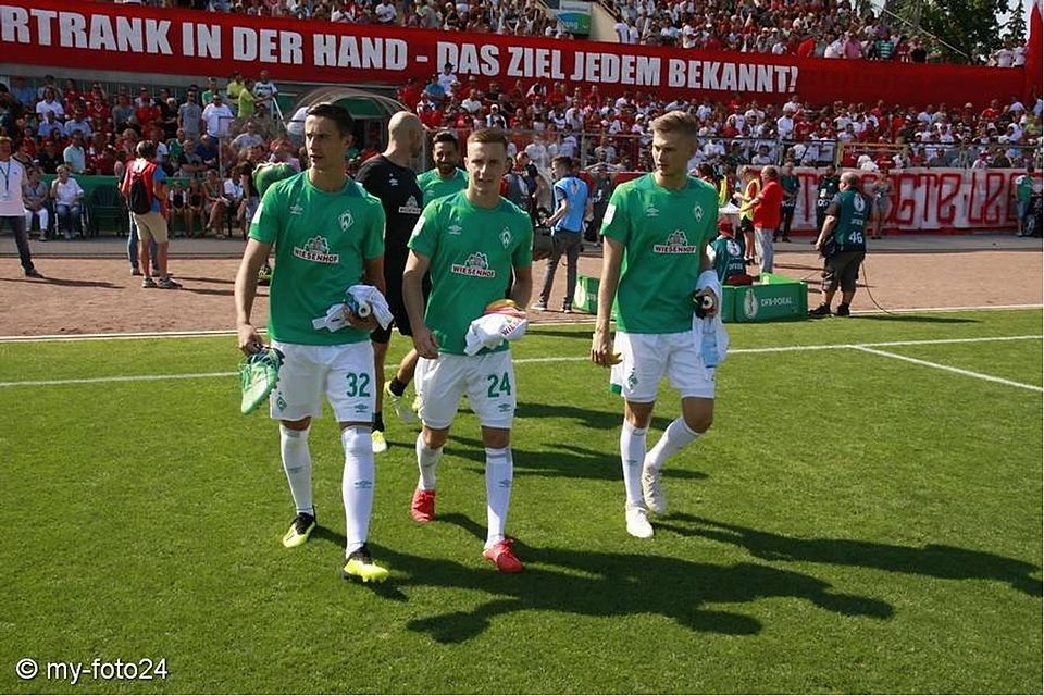 Johannes Eggestein (mitte), damals noch bei Werder Bremen, wechselt ans Millerntor.