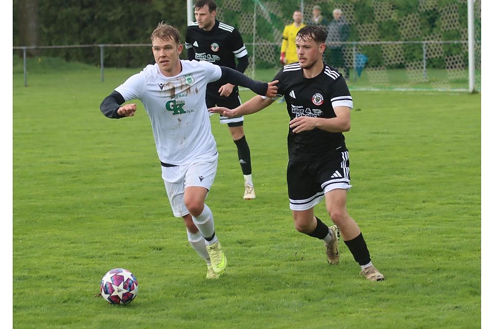 Öfter am Ball: Altenstadt um Dominik Streit (links, im Duell mit Moritz Pech) gelang es erst in der 87. Minute, die Peißenberger Defensive zu überwinden.