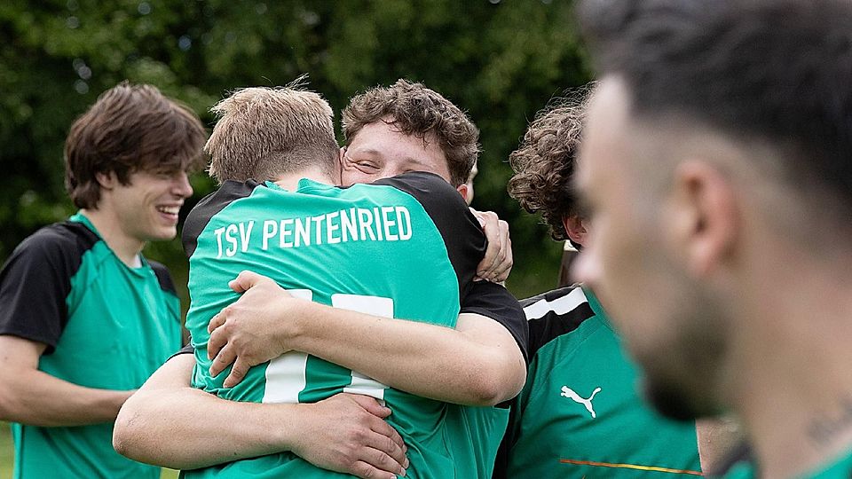 Pure Erleichterung herrschte bei den Pentenrieder Fußballern, nachdem der Ligaverbleib feststand.