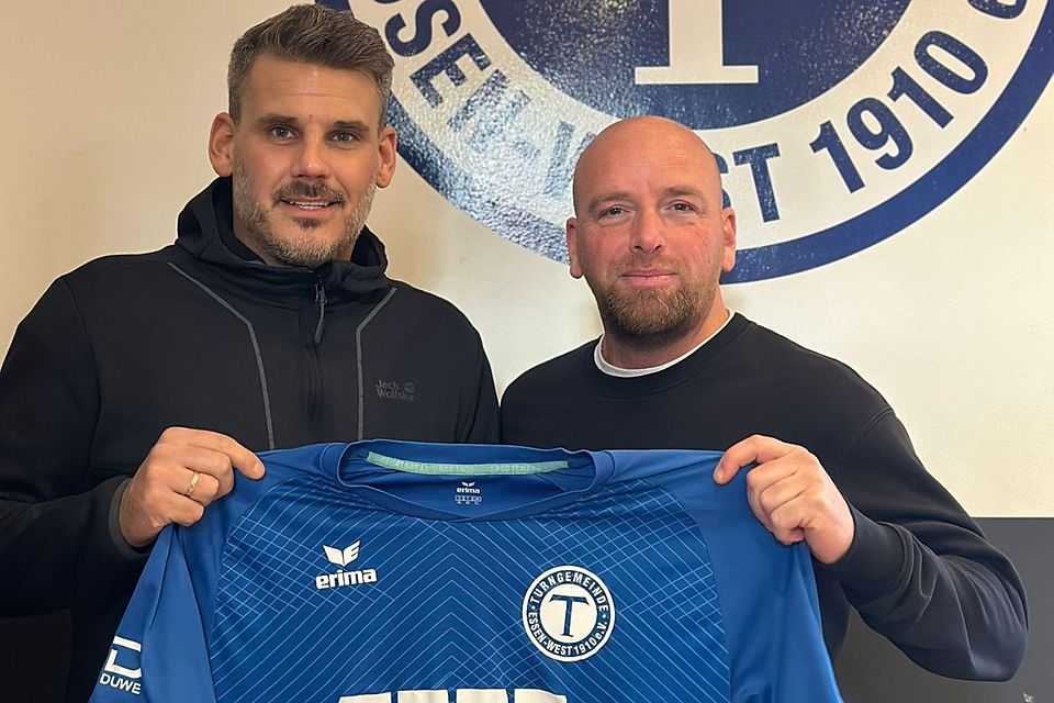 Dennis Discher (r.) präsentiert den neuen Stürmer. 