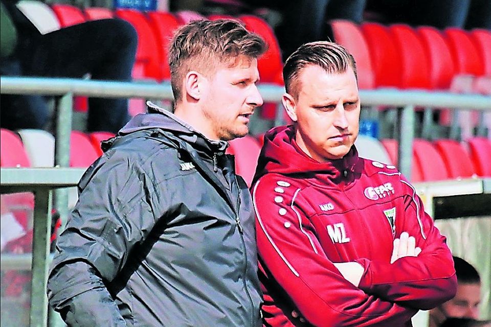 Zeichnen weiterhin an der Seitenlinie verantwortlich: Mark Zeh (rechts) und Co-Trainer Mike Schmalenberg (rechts).