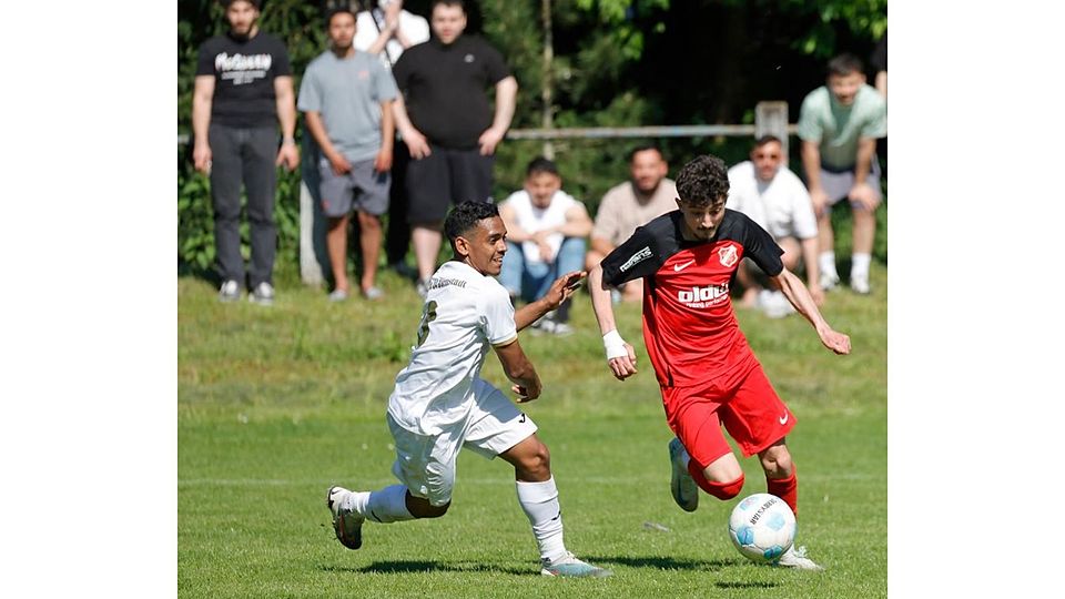 Wieder Derbyzeit: Der FCA Darmstadt (links Diogo Barbosa Pereira, hier im Kreispokal-Finale 2025) und RW Darmstadt (rechts Aykir) stehen sich n Gründonnerstag in der Fußball-Verbandsliga gegenüber. 	Foto: Peter Henrich