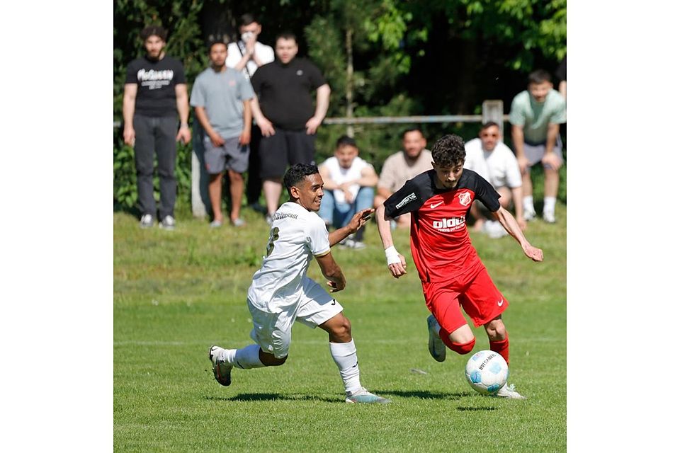 Wieder Derbyzeit: Der FCA Darmstadt (links Diogo Barbosa Pereira, hier im Kreispokal-Finale 2025) und RW Darmstadt (rechts Aykir) stehen sich n Gründonnerstag in der Fußball-Verbandsliga gegenüber. 	Foto: Peter Henrich