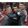 Drei glückliche Bayern-Stars: Franck Ribery, Robert Lewandowski und Thomas Müller (v. l.) feiern in Mainz einen Dreier. F: afp