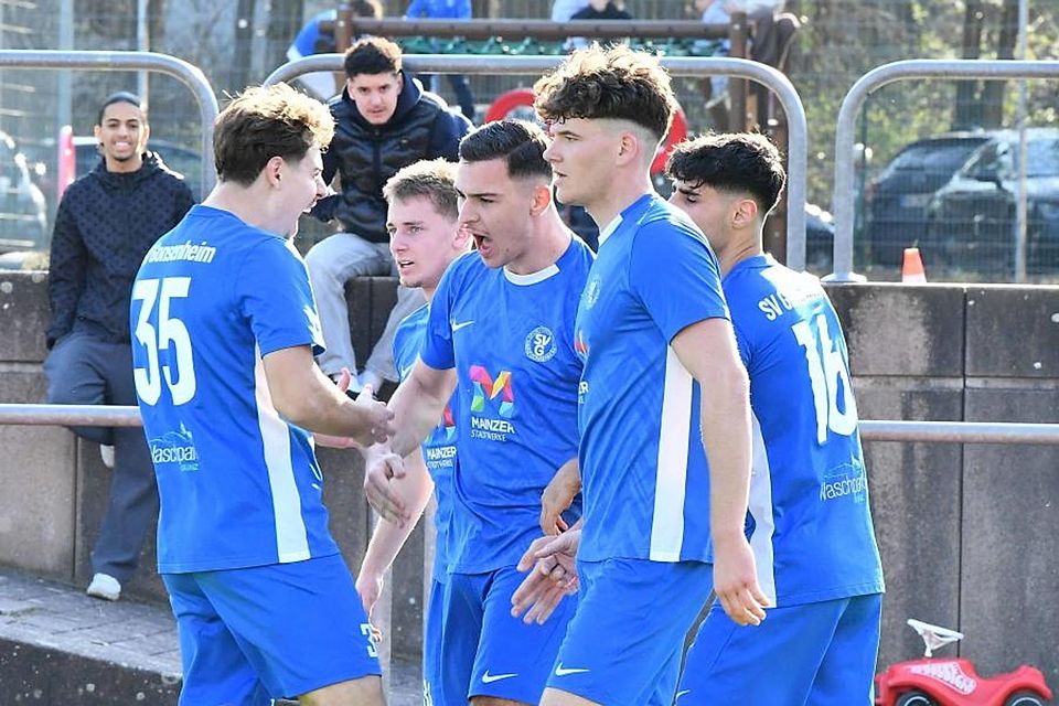 Zum zweiten Mal hintereinander jubeln – das nehmen sich Enis Coric (Zweiter von links) und seine Teamkollegen des SV Gonsenheim im Duell mit Wormatia Worms vor. 	Foto: Kristina Schäfer