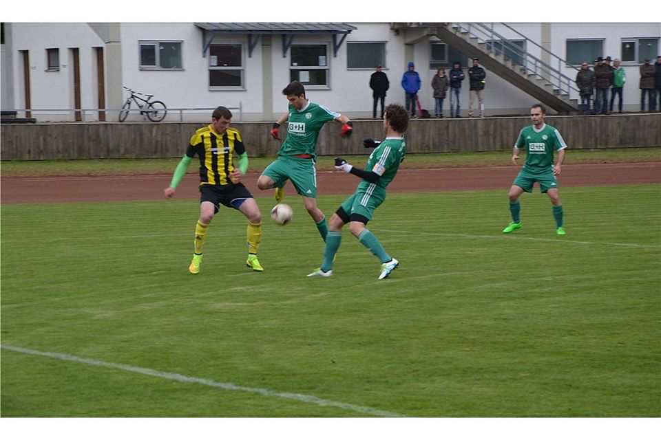 Der TSV Neustadt (hier im Toto-Pokal gegen Bezirksligist Aiglsbach) hat am Mittwoch nochmal die Gelegenheit den Aufstieg zu schaffen.  Foto: Archiv/zar